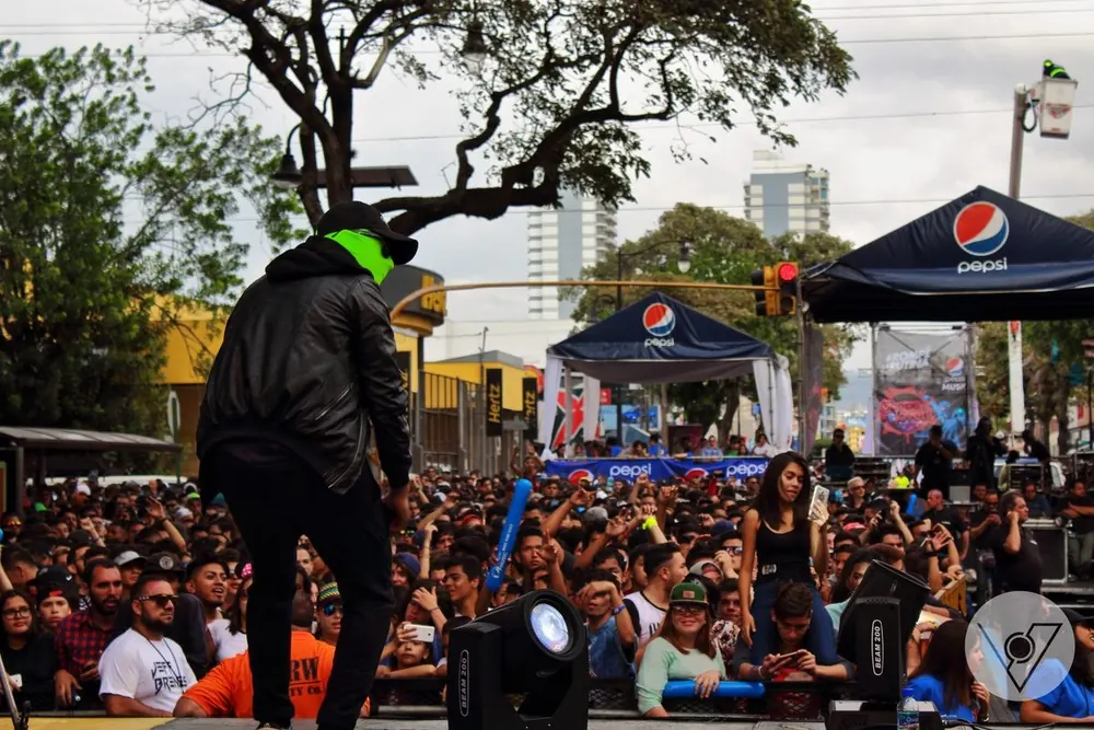 Público frente a un escenario en un evento donde participó Vibras TMC