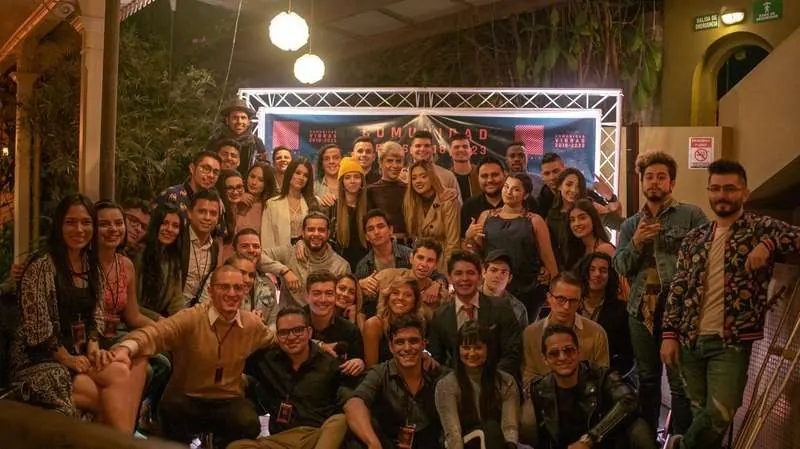 Artistas y equipo de Vibras reunidos al final de una edición de One Day Camp