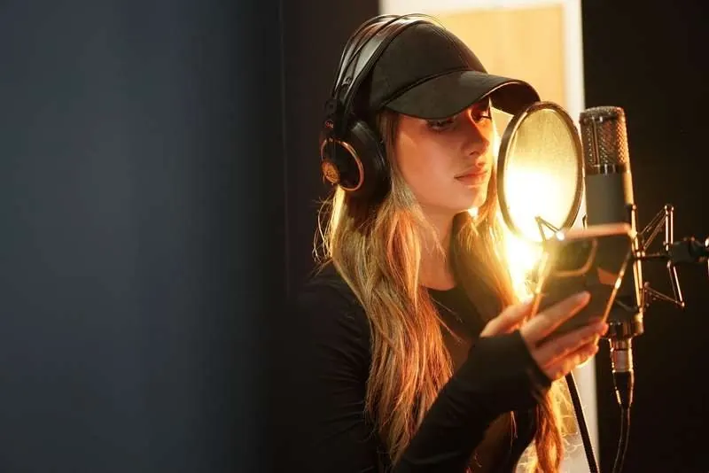 Cantante grabando una canción en el estudio de Vibras TMC